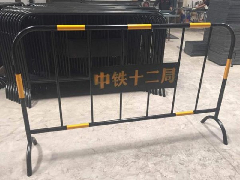 定兴黄黑铁马施工护栏